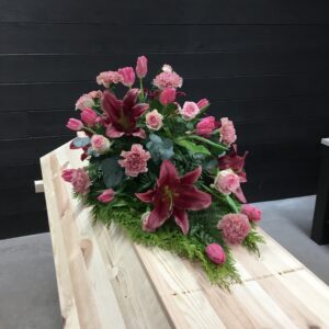 Kistdekoration rosa liljor