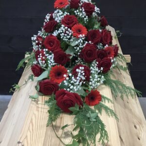 Kistdekoration röda rosor och germini