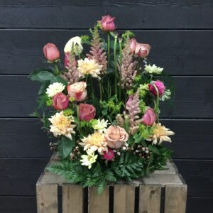 Urndekoration rosa blomsteräng