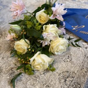 Liggande bukett rosa lilja och vita rosor