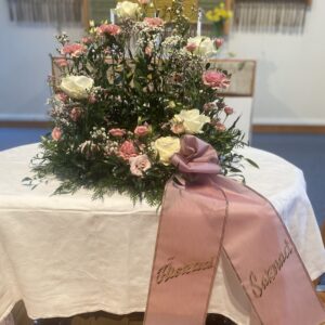 Urndekoration rosa och vit